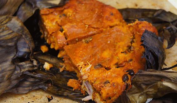 El mucbipollo o pib es un tamal grande cocido bajo tierra que se prepara durante la celebración del hanalpixan como ofrenda para las ánimas.