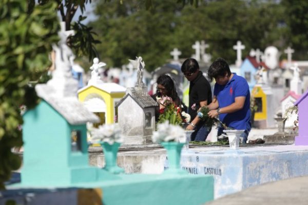 El 2 de noviembre, los familiares visitan a los seres que han perdido, les llevan flores y ofrecen rezos en sus tumbas.
